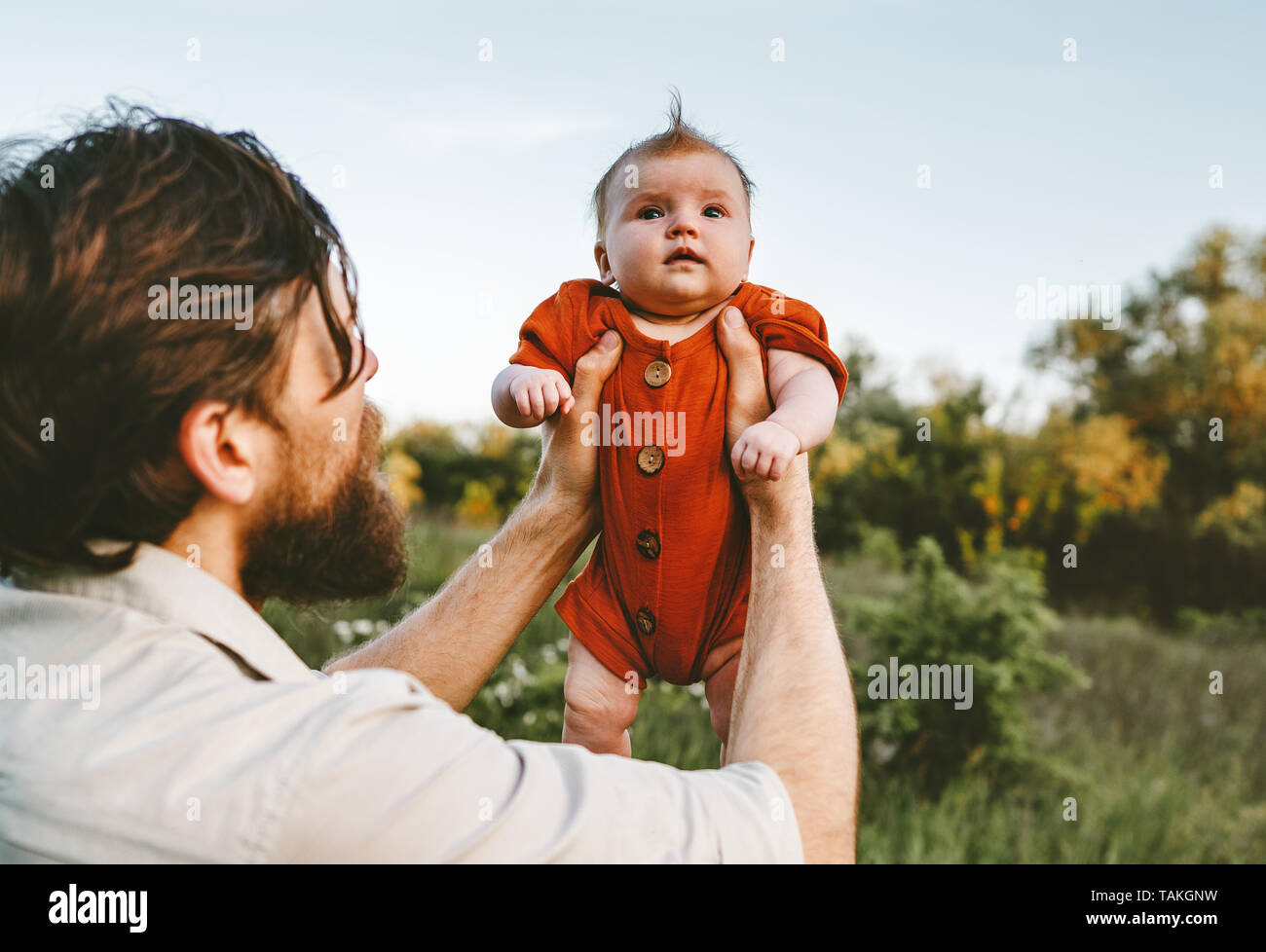Vater Holding baby Tochter Familie lifestyle Papa und Kind reisen zusammen gehen Elternschaft Emotionen Konzept Väter lieben Tag Stockfoto