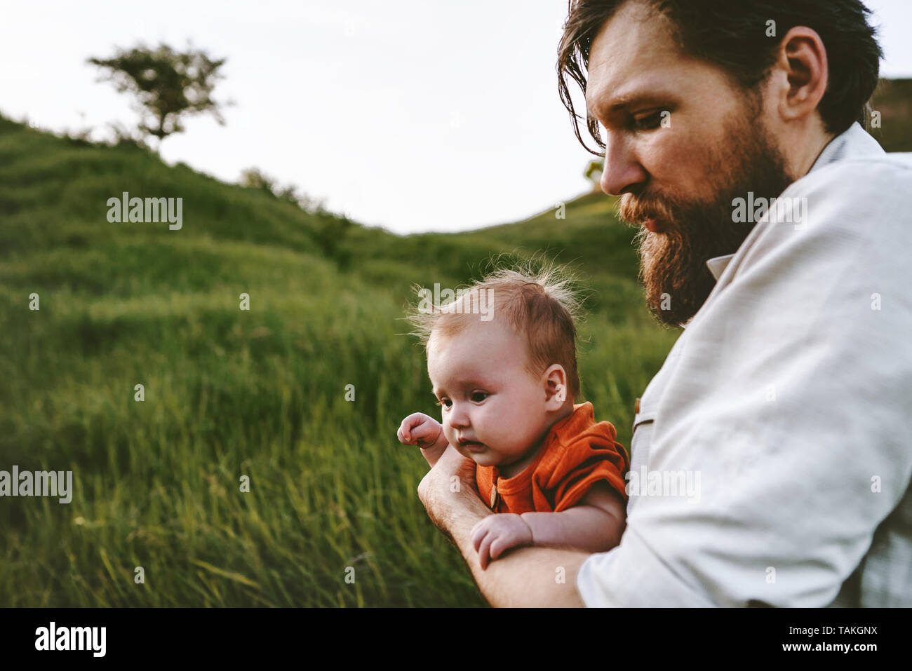 Vater wandern mit Kleinkind Baby outdoor Familie lifestyle Papa und Kind reisen Ferien zusammen Elternschaft Vatertag Stockfoto