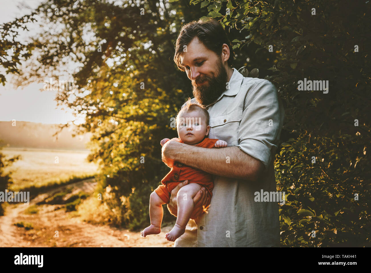 Vater mit Tochter Familie Lifestyle outdoor Vater und Kind zusammen reisen Elternschaft Emotionen Konzept Väter lieben Tag Stockfoto