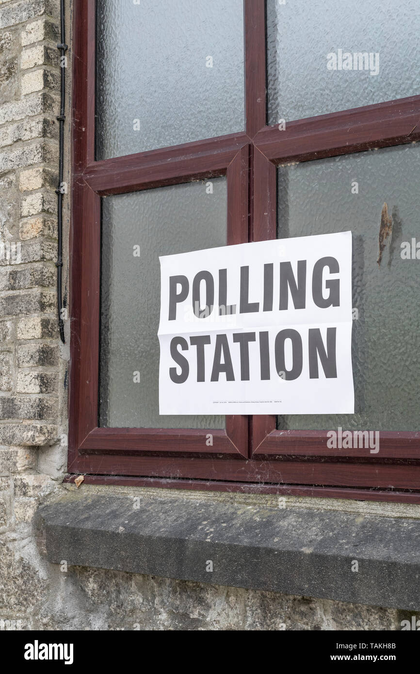 Wahllokal Zeichen außerhalb der britischen Wahlen Wahllokale - für 2019 Wahlen zum Europäischen Parlament, aber auch für andere britische Wahlen. Britische allgemeine Wahlen. Stockfoto