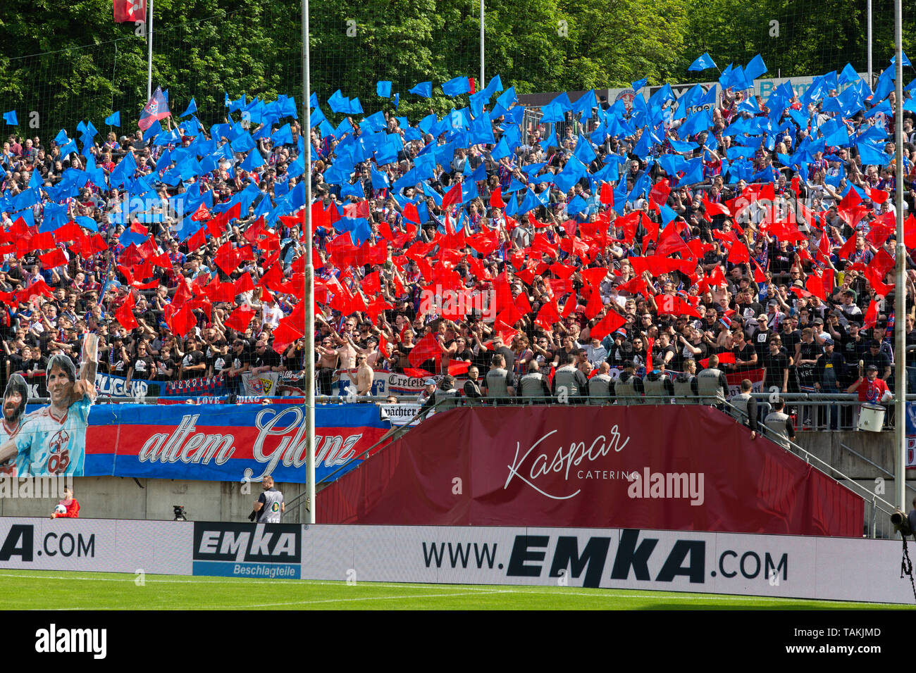 Sport, Fußball, Niederrhein Cup, 2018/2019, Endrunde, Wuppertaler SV gegen KFC Uerdingen 1-2, Stadion am Zoo in Wuppertal, Uerdingen Fußball Fans, Besucher, Choreographie, Fahnen in Blau und Rot Stockfoto