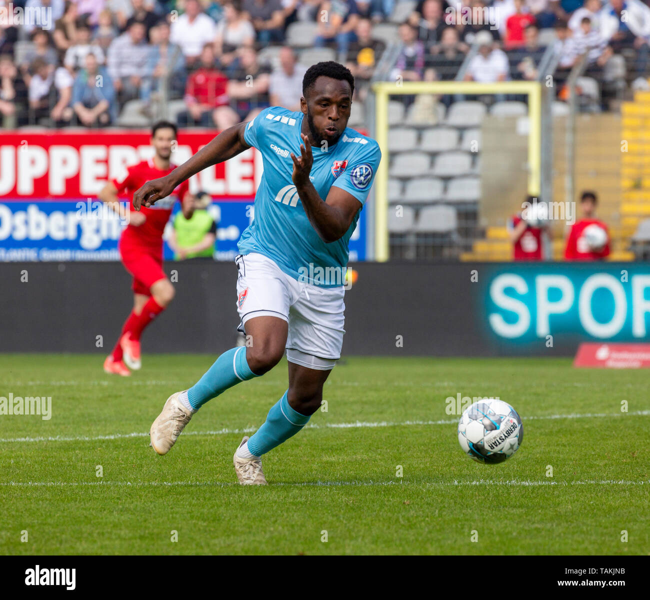 Sport, Fußball, Niederrhein Cup, 2018/2019, Endrunde, Wuppertaler SV gegen KFC Uerdingen 1-2, Stadion am Zoo in Wuppertal, Szene des Spiels, Osayamen Osawe (KFC) in Ballbesitz Stockfoto