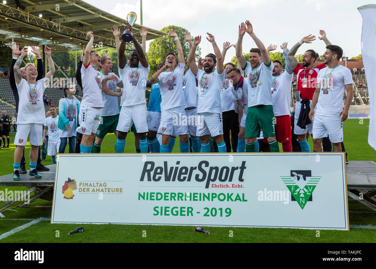 Sport, Fußball, Niederrhein Cup, 2018/2019, Endrunde, Wuppertaler SV gegen KFC Uerdingen 1-2, Stadion am Zoo in Wuppertal an der Schale Sieg Jubel, Uerdingen team Präsentation der Schale Stockfoto