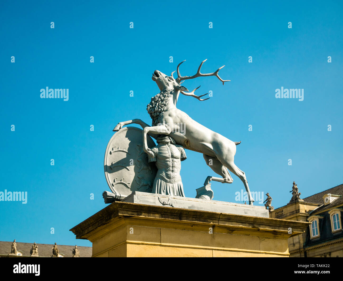 Hirsch Statue, Neues Schloss hinter dem Brunnen, Domizil des Bundesministerium der Finanzen, Palast in der Schlossplatz, Stuttgart, Hauptstadt des Staates Stockfoto