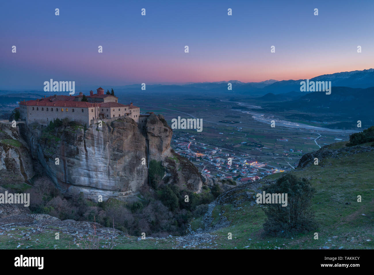 St. Nikolaus Kloster in Meteora, Griechenland bei Sonnenuntergang. Lebendige Sonnenuntergang über den Bergen, die berühmteste Attraktion Kalambaka und Meteora Klöster. Stockfoto