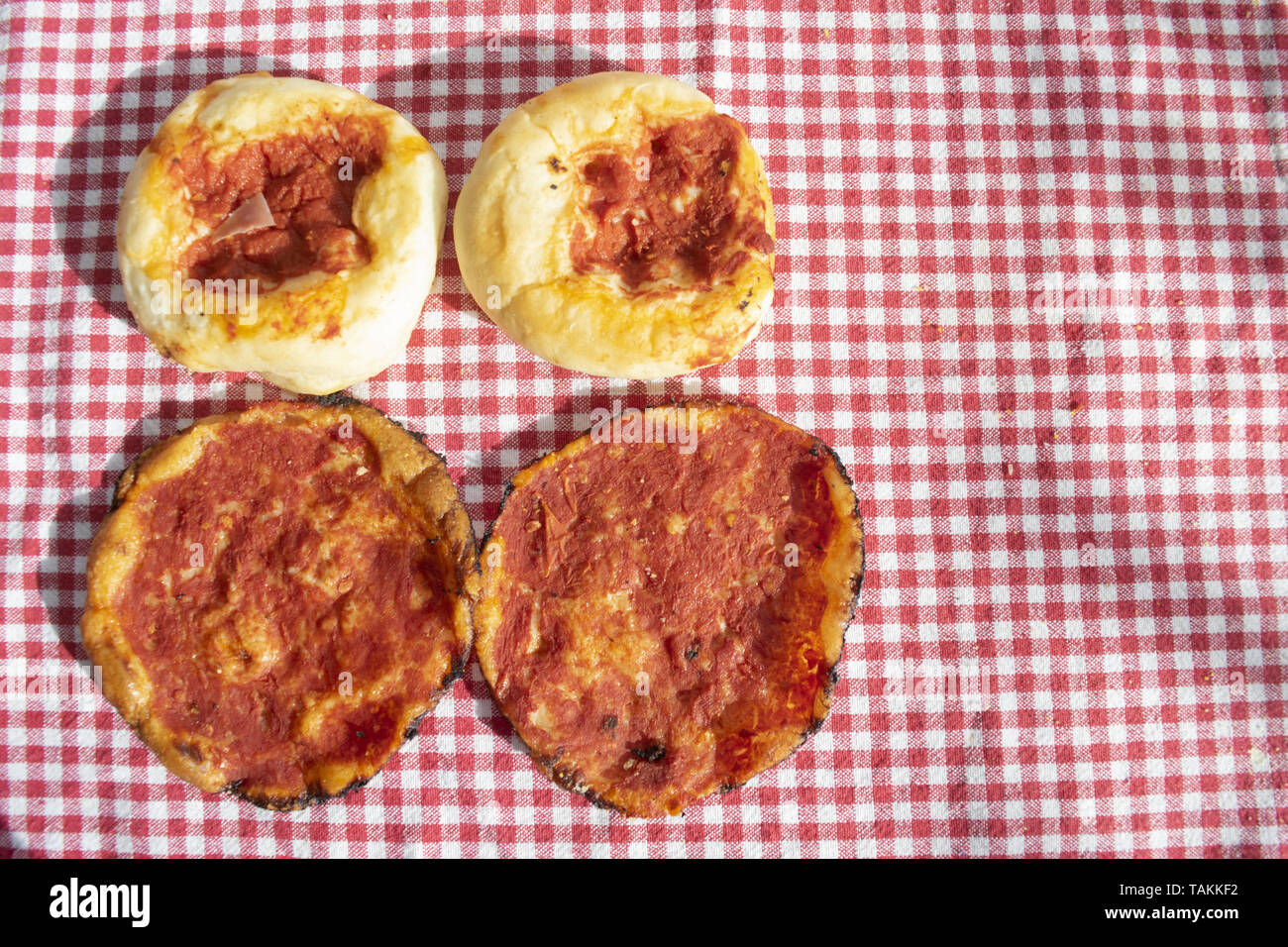Traditionelle italienische Delikatesse oder rustikale Pizza Stockfoto