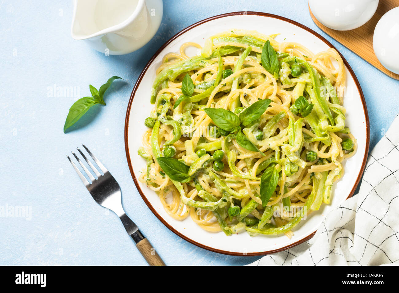 Pasta Spaghetti mit Zucchini, Erbsen und Sahnesauce. Vegetarisches Gemüse Pasta. Zucchini Nudeln. Ansicht von oben kopieren. Stockfoto