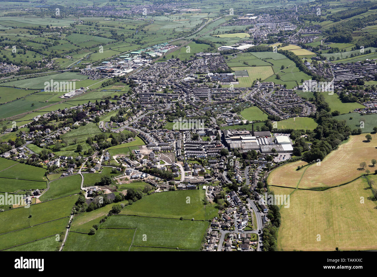 Luftaufnahme von glusburn aus dem Westen, mit den Bergen im Hintergrund, North Yorkshire Stockfoto