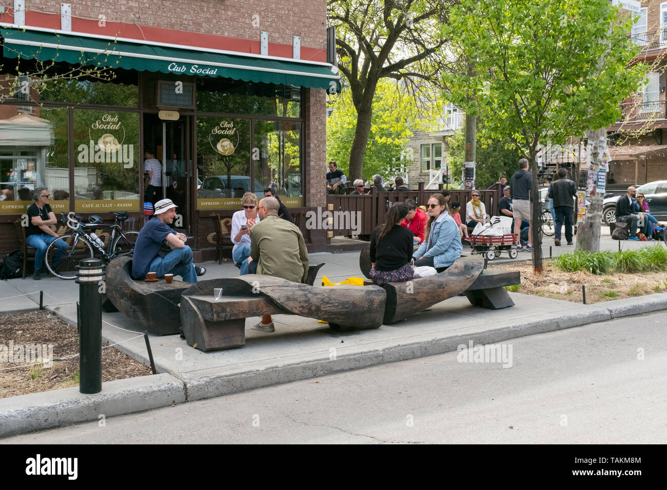 Leute, die vor der Verein Soziale, einem berühmten Coffee Shop in St. Viateur Street, Mile End, Montreal chatten Stockfoto