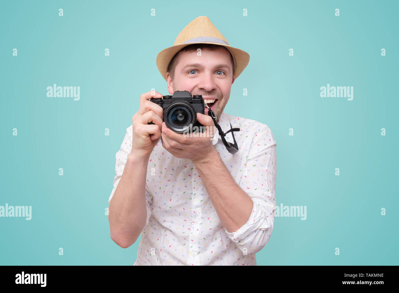 Junge touristische Mann unter Foto mit dslr bei Camera suchen Stockfoto