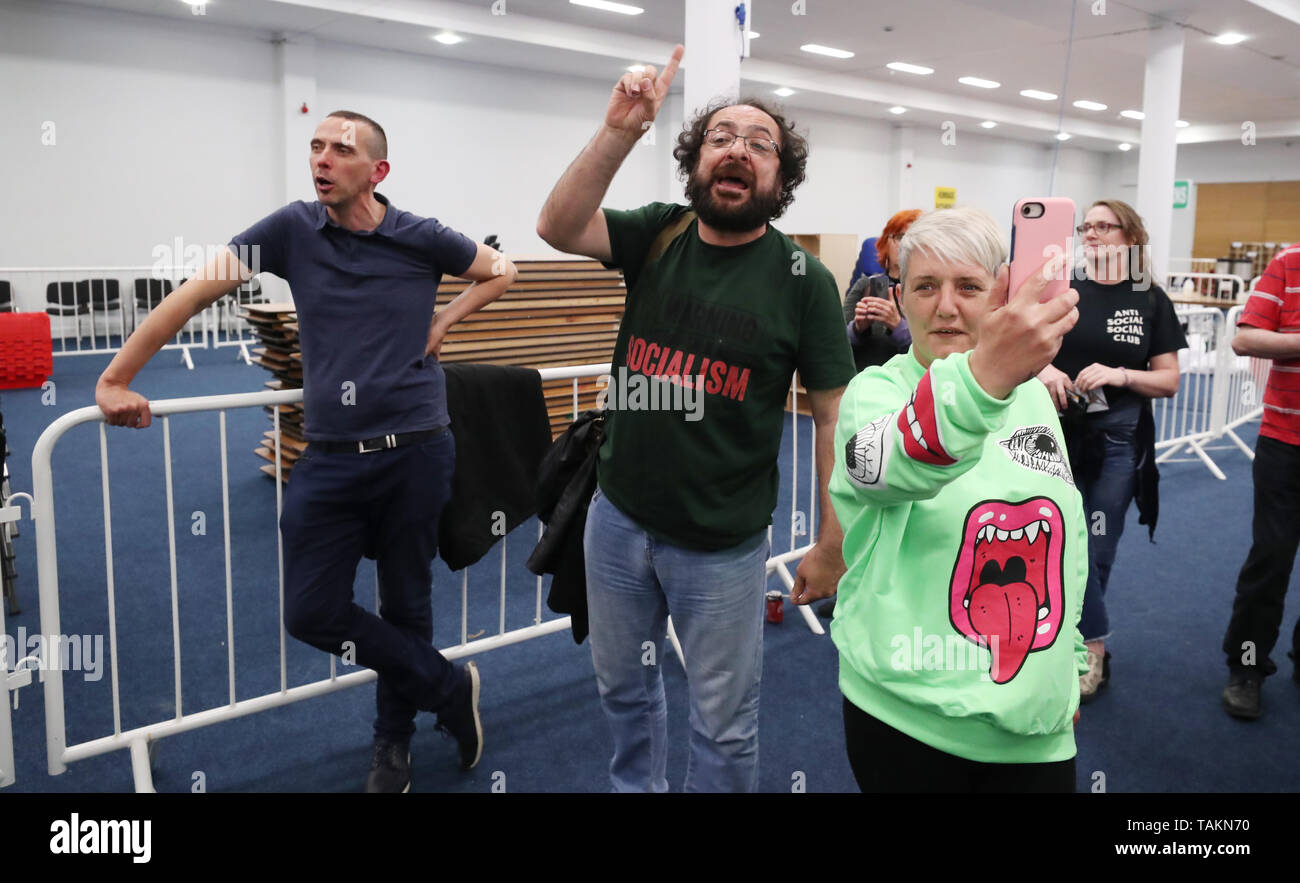 Gehäuse rechte Demonstranten einschließlich der Menschen vor Profit Kandidat Peter Dooley (links) konfrontieren Wohnungswesen Eoghan Murphy während der Wahlen zum Europäischen Parlament, in der die in der RDS in Dublin. Stockfoto