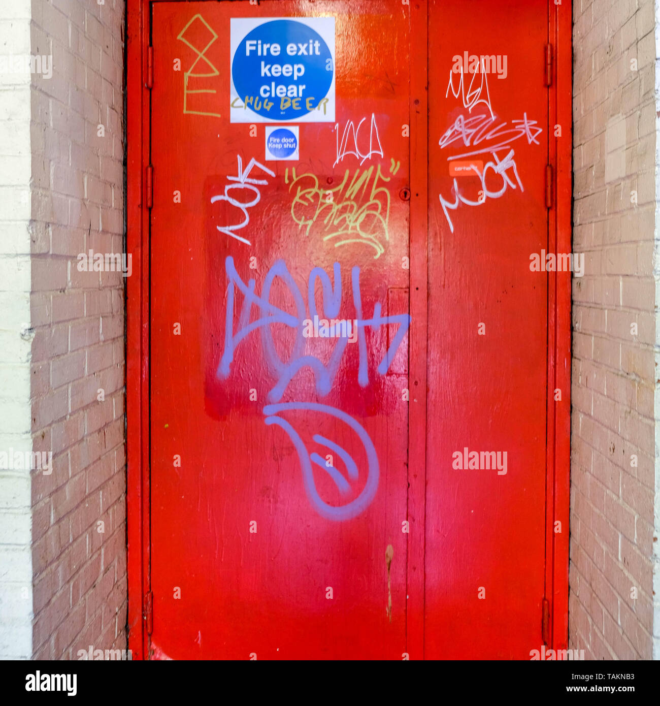 Gebäude interne Rot Sicherheit Tür lackiert mit Graffiti Stockfoto