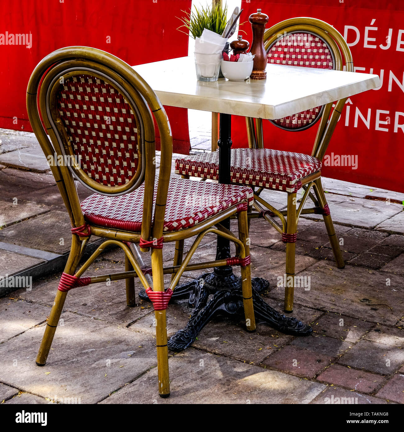 Leere Tabelle für Zwei außerhalb eines Café Rouge Restaurant im französischen Stil Stockfoto