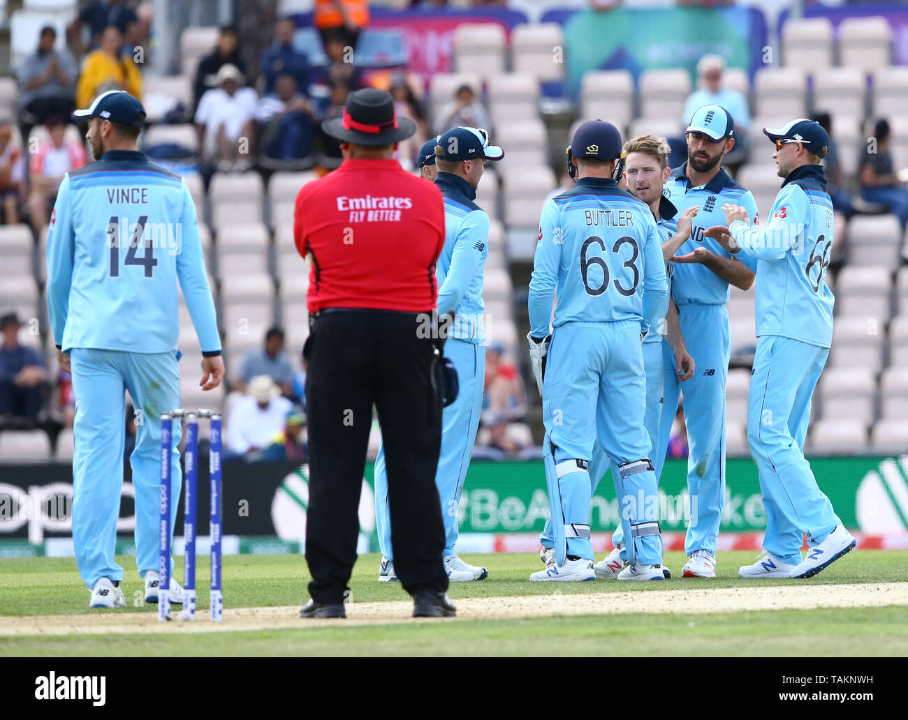 SOUTHAMPTON, England. 25. MAI 2019: Liam Dawson von England feiert die wicket von Usman Khawaja von Australien (nicht abgebildet) während des England v Australia, ICC Cricket World Cup warm up übereinstimmen, an der Ageas Schüssel, Southampton, England. Stockfoto