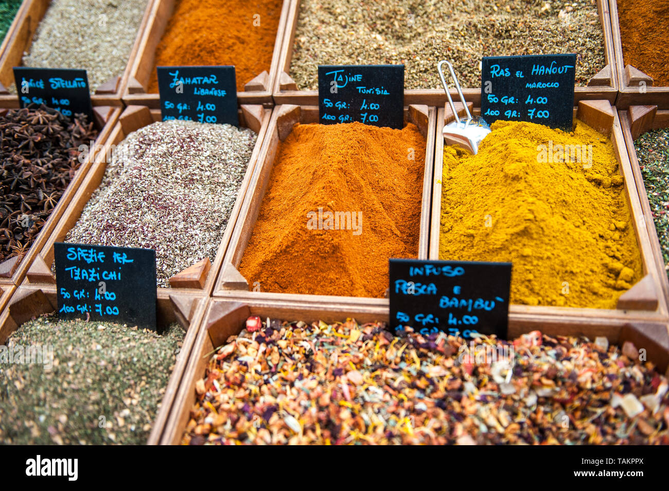 Zusammenstellung der Gewürze in einem beliebten Markt Stockfoto