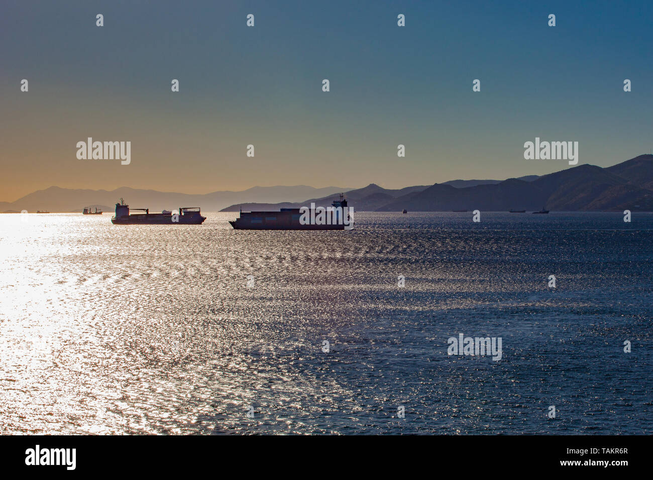 Containerschiff vor dem Hafen von Piräus, Athen, Griechenland Stockfoto