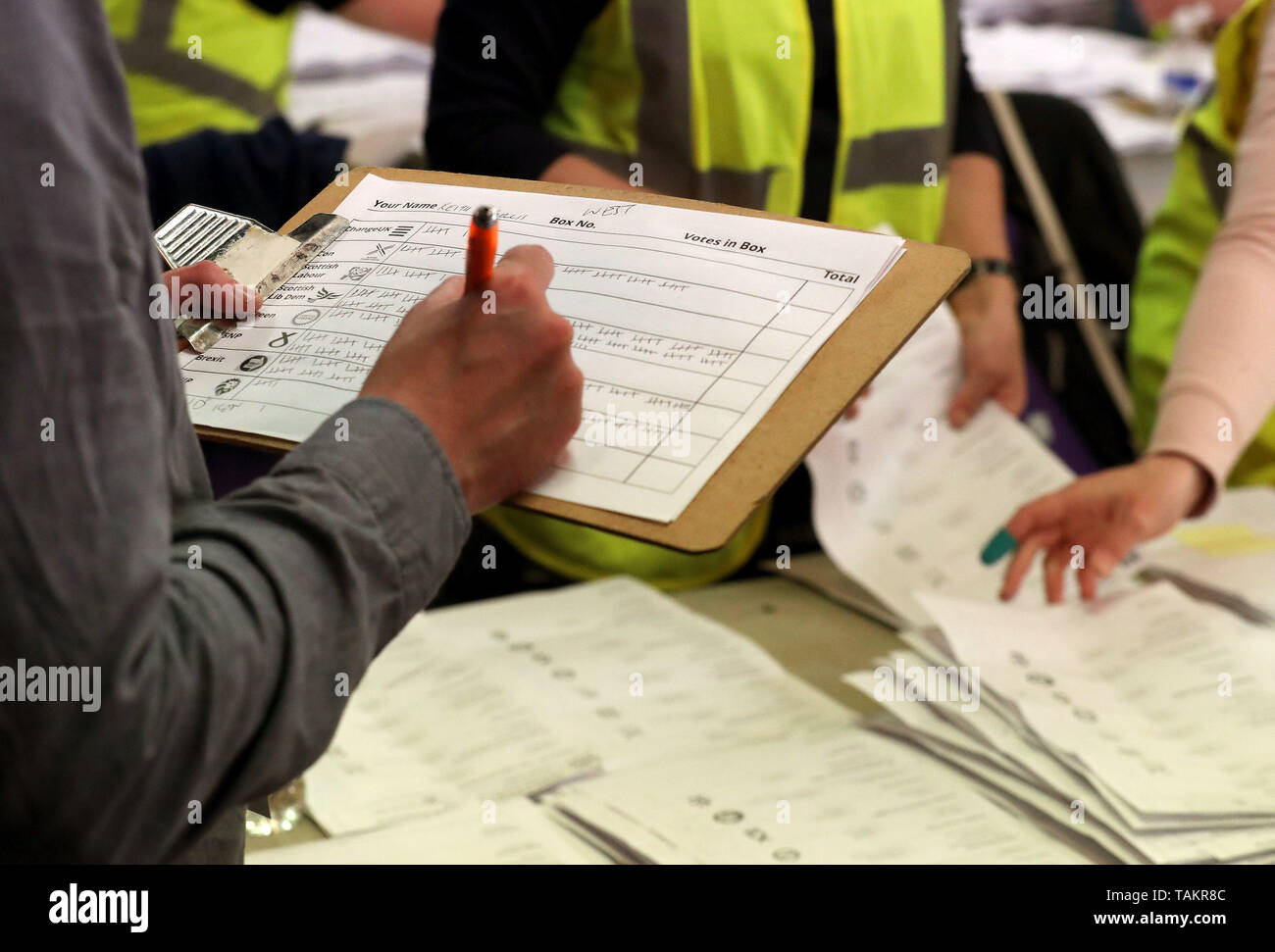 Die stimmzettel sind durch eine Wahl Agent während der Wahlen zum Europäischen Parlament, in der die in der International Conference Centre in Edinburgh gezählt. Stockfoto