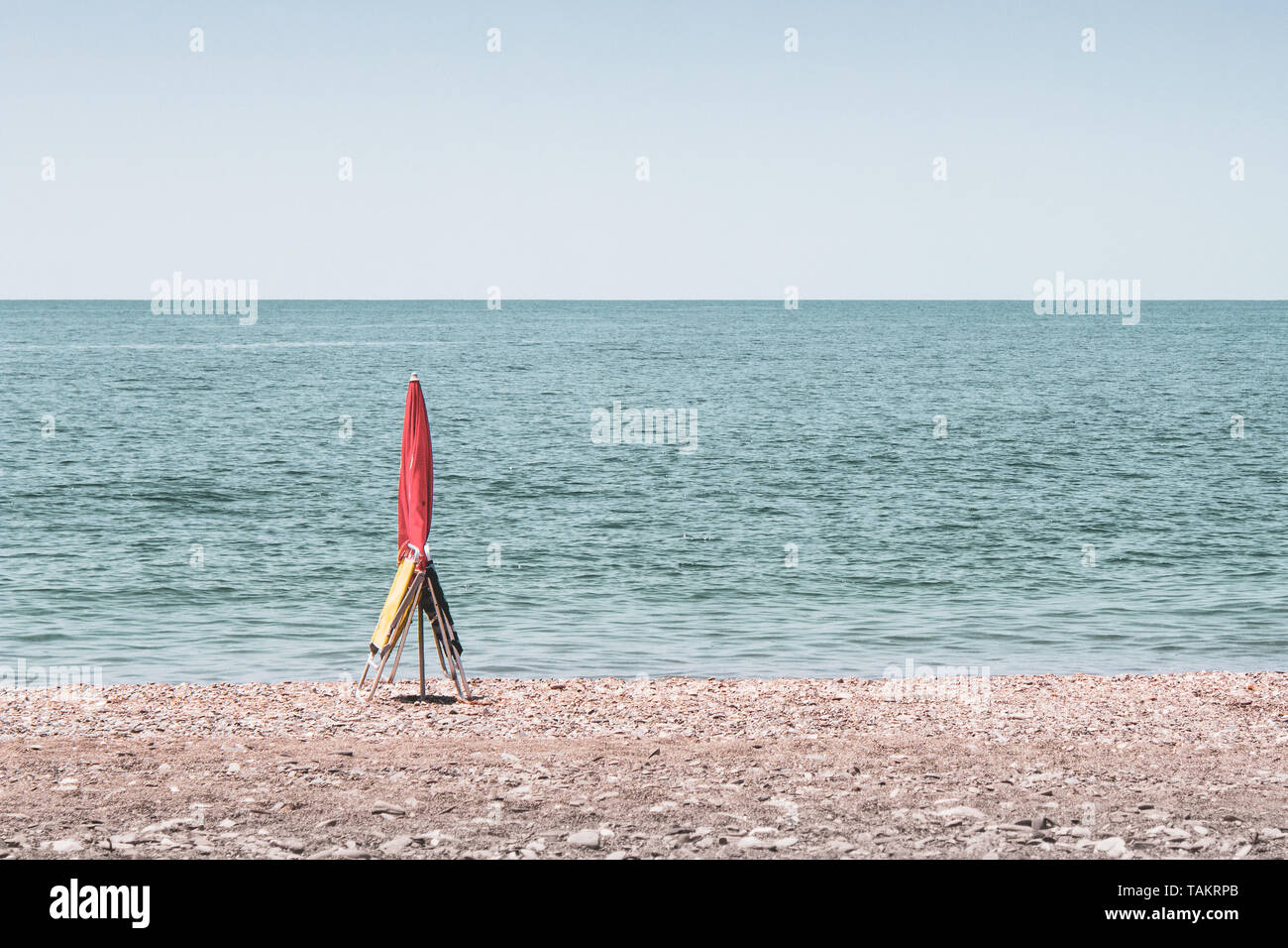 Sonnenschirm und zwei Stühlen Buchung der Platz am Strand in Malaga Andalusien Spanien Stockfoto
