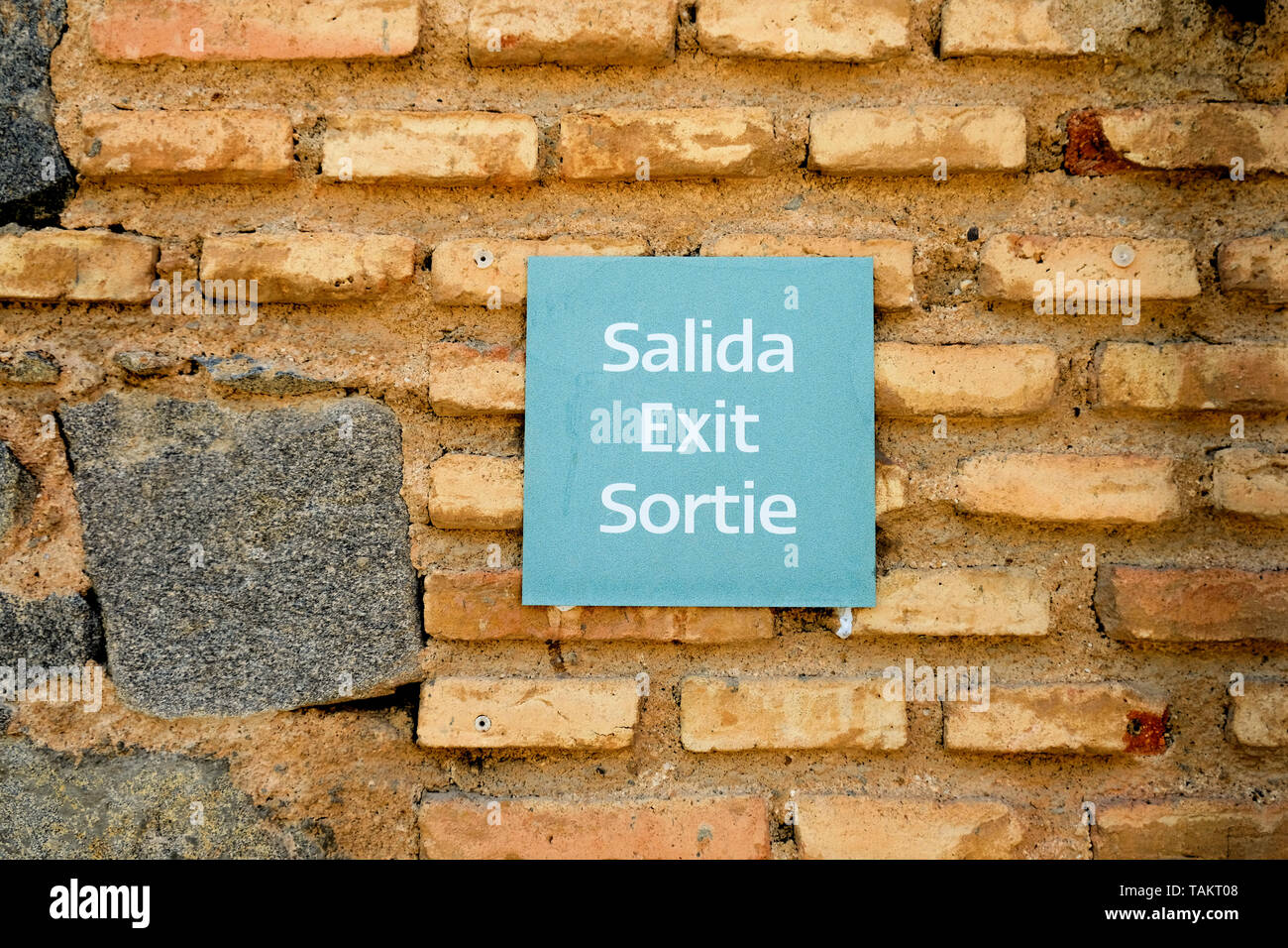 Dreisprachige Ausfahrt in drei Sprachen an (Spanisch, Englisch und Französisch) auf einer alten Mauer in Toledo, Kastilien-La Mancha, Spanien. Stockfoto