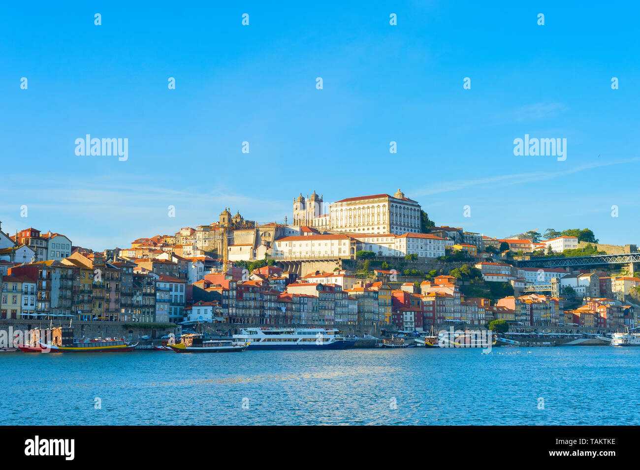 Die Kathedrale von Porto, Ribeira, Altstadt, Fluss Douro bei Sonnenuntergang. Porto, Portugal Stockfoto