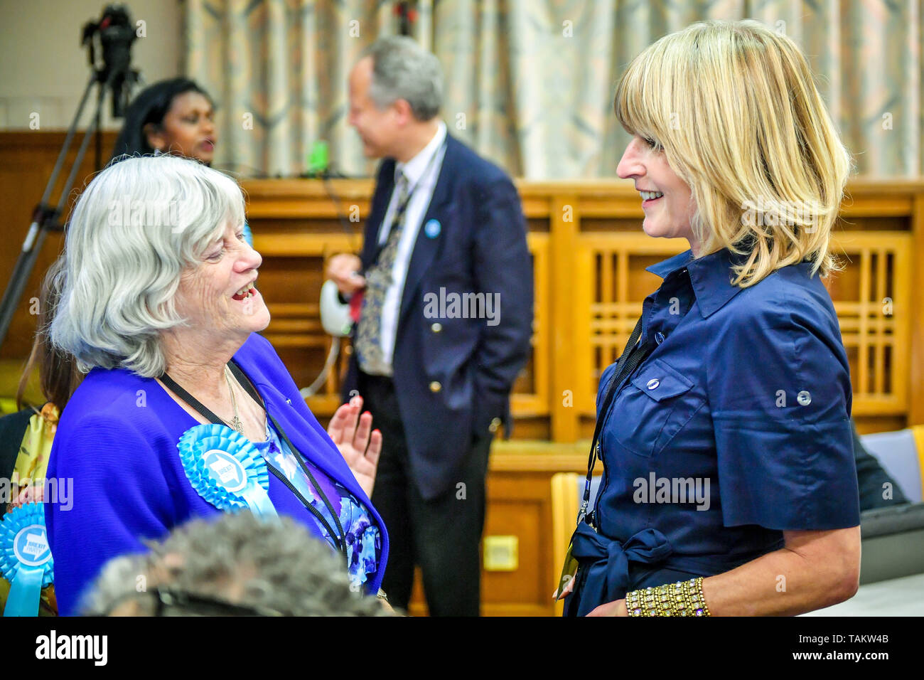 Brexit Kandidat Anne Widdecombe (links) begrüßt Änderung de Kandidat Rachel Johnson während der Wahlen zum Europäischen Parlament, in der die in der Civic Center in Poole. Stockfoto