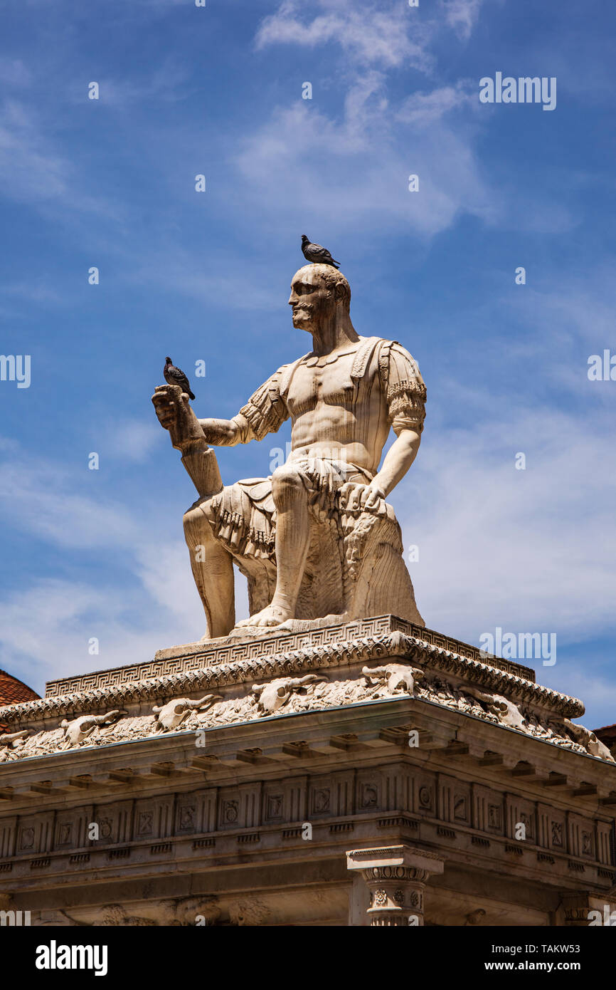 Tauben sitzen auf Statue von Giovanni delle Bande Nere in Florenz Stockfoto