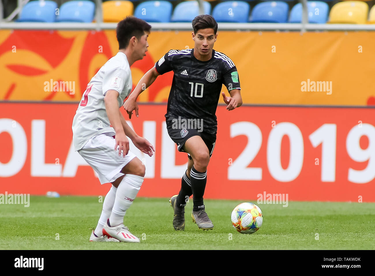 Gdynia Stadion, Gdynia, Polen - 26. Mai, 2019: toichi Suzuki (L) aus Japan und Diego Lainez (R) aus Mexiko sind in Aktion während der FIFA U-20-Weltmeisterschaft zwischen Mexiko und Japan (Gruppe B) in Gdynia gesehen. (Endstand; Mexiko 0:3 Japan) Stockfoto