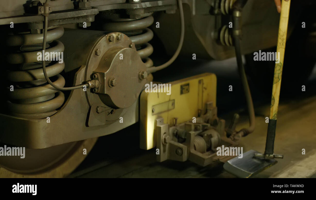 Close up Teil aus Stahl Dieseltriebwagen Zug. Zug Auto Fahrwerk. Die U-Bahn im Depot. Stockfoto