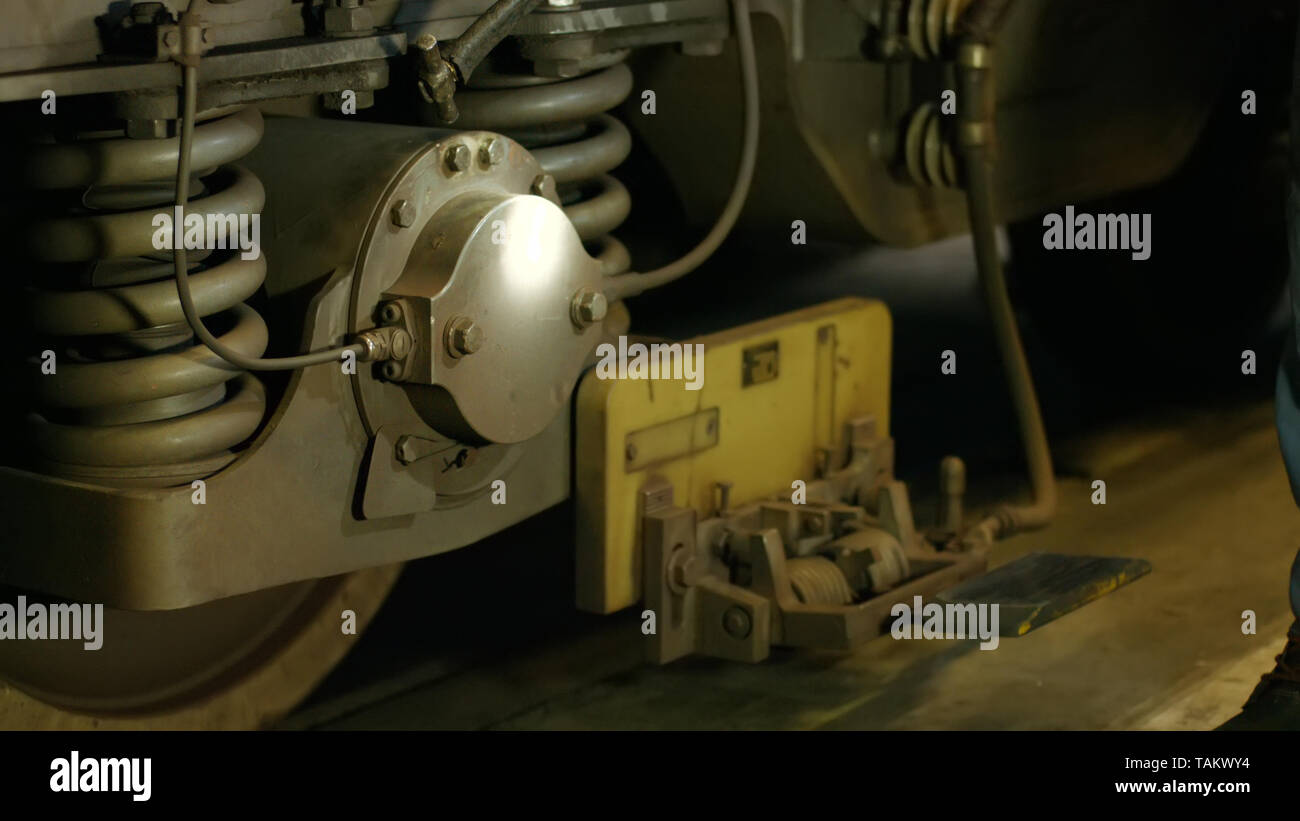 Räder der Lokomotive hautnah. Motor-Räder und Teile schließen. Schienenverkehr an der Tankstelle. Stockfoto