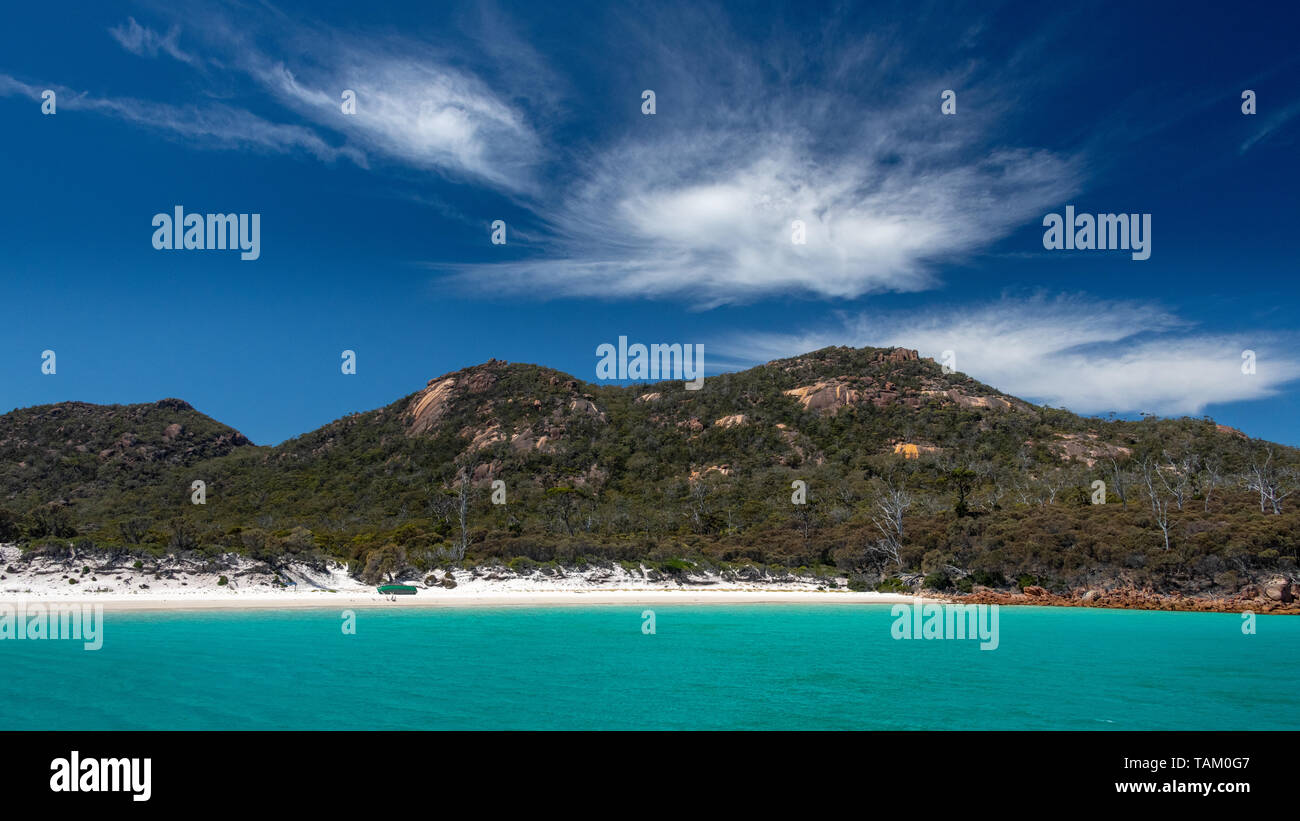 Wineglass Bay, Freycinet National Park, Strand, Himmel und Wolken mit türkisblauem Meer Stockfoto