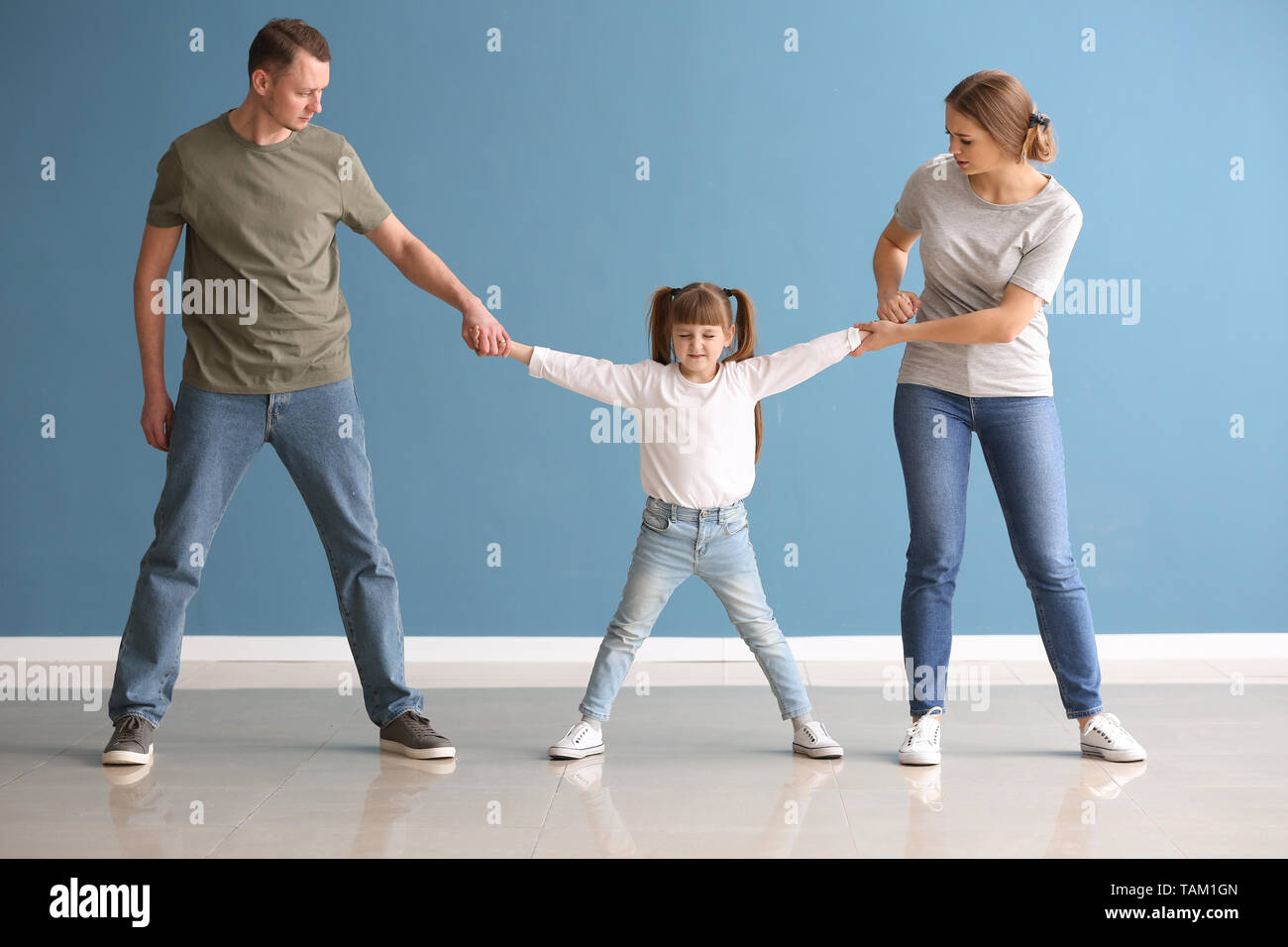 Geschiedene Eltern über das Sorgerecht für Kinder gegen Farbe Wand argumentieren Stockfoto