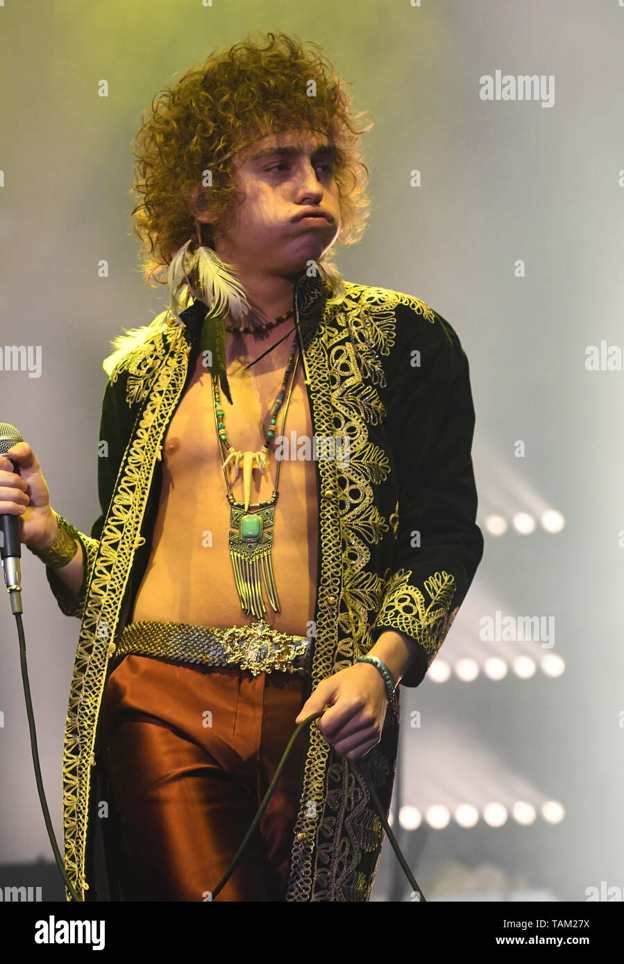 Sänger Josh Kiszka ist dargestellt auf der Bühne während eines Live Konzert Auftritt mit Greta Van Fleet. Stockfoto