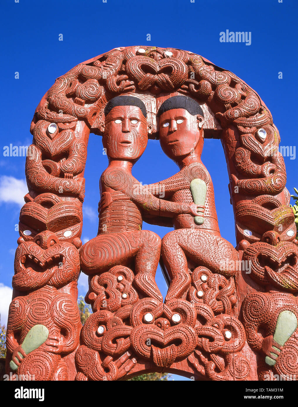 Geschnitzte Maori Gateway, Whakarewarewa lebenden Maori Dorf, Rotorua, Bay of Plenty, North Island, Neuseeland Stockfoto