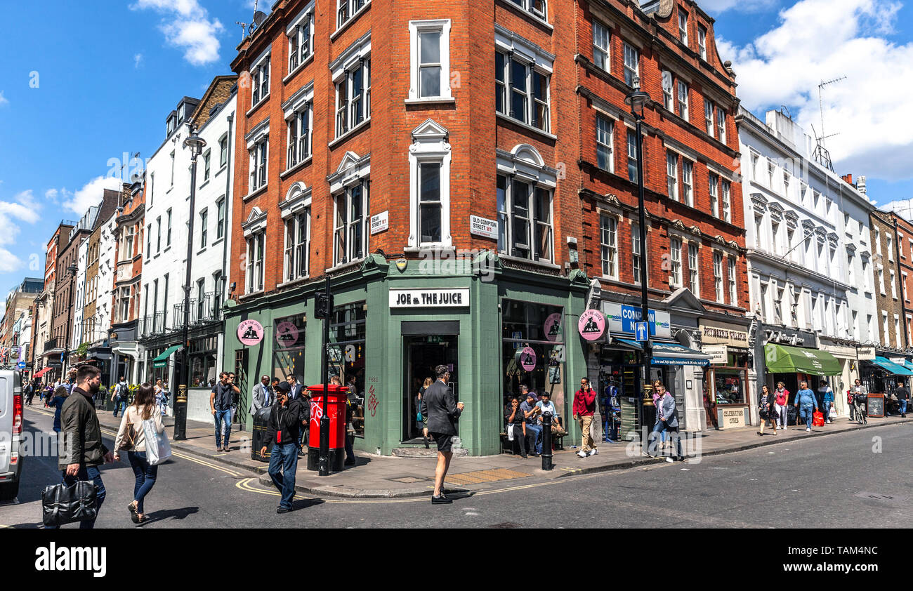 Zweifarbiges Gebäude mit abgeschrägter Ecke, Old Compton Street und Dean Street, Soho, London, England, Großbritannien. Stockfoto