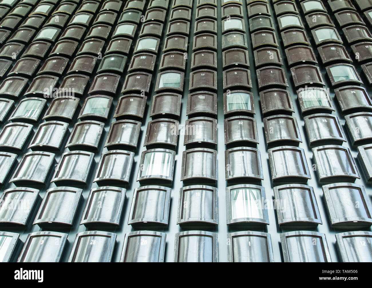 Holzdecke mit Licht im Theater Stockfoto