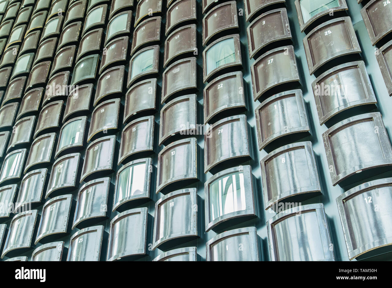 Holzdecke mit Licht im Theater Stockfoto