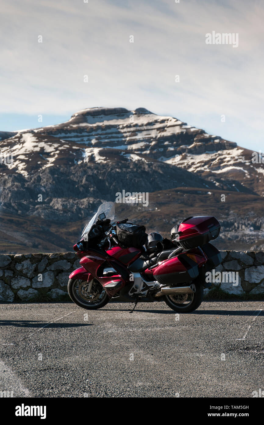 Motorrad hielt vor einer Landschaft Stockfoto