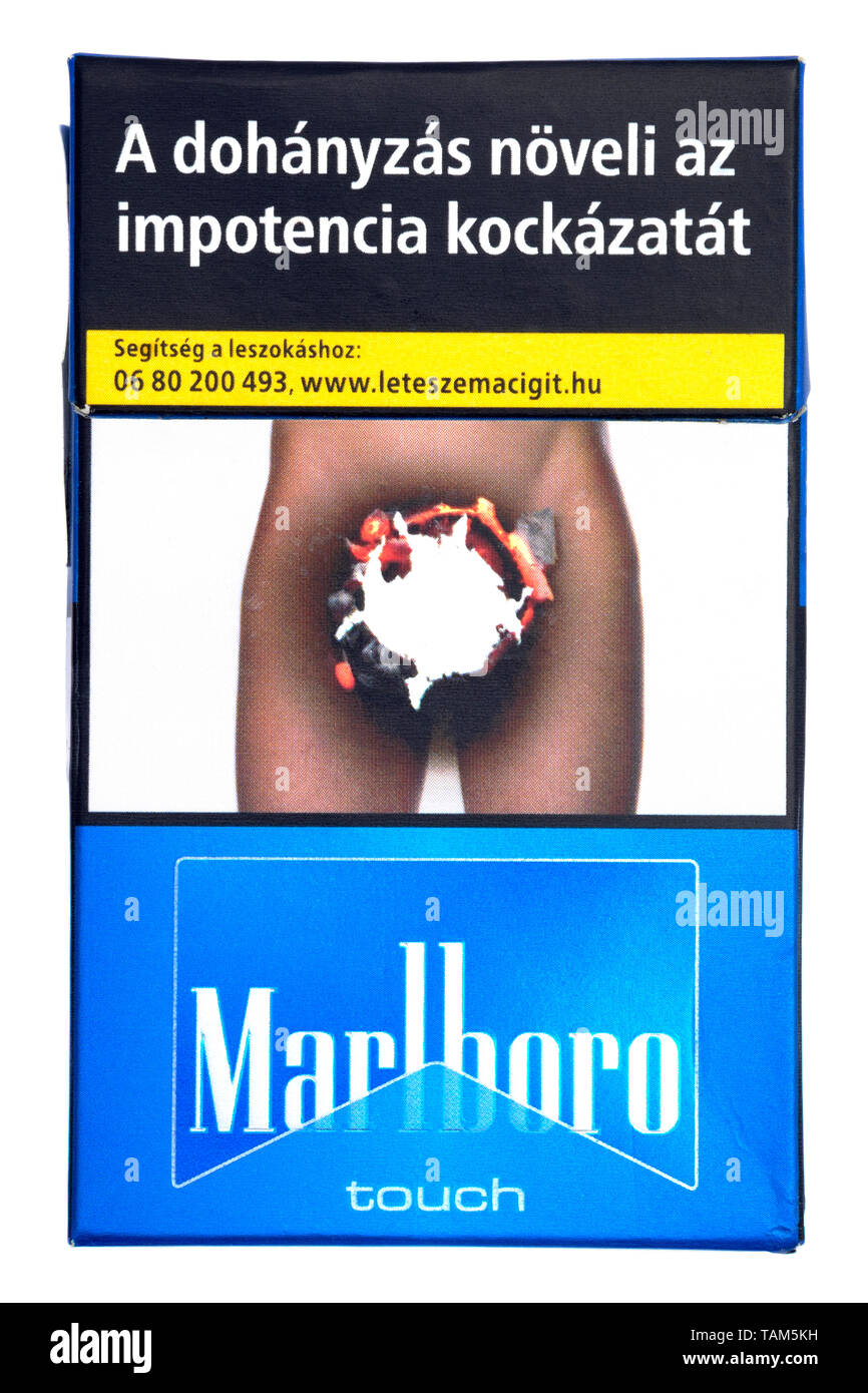 Paket der ungarischen Marlboro Zigaretten mit grafischen Gesundheit Warnung Bild auf der Vorderseite schneiden Sie auf weißem Hintergrund Stockfoto