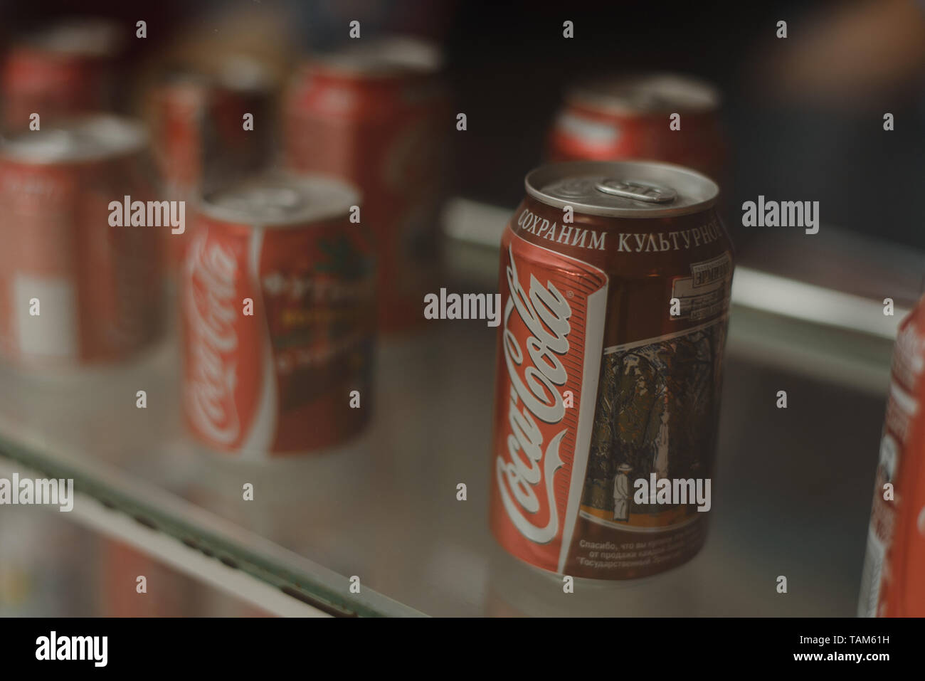 Samara Russland - 30.04.2019: Metall Dosen coca cola hinter dem Fenster Stockfoto