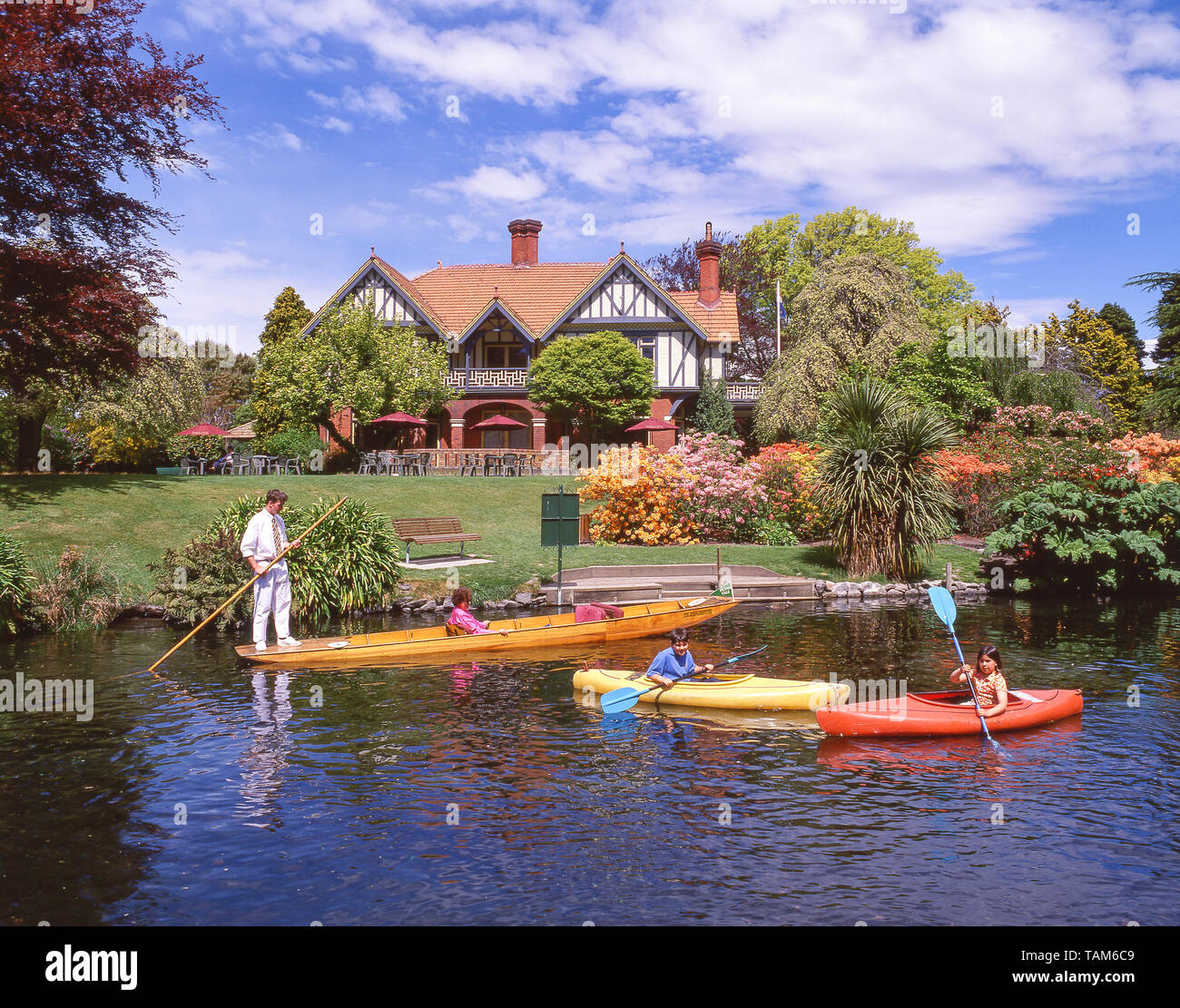 Punt und Kajaks auf dem Fluss Avon bei Mona Vale Garden Park, Mona Vale Avenue Riccarton, Christchurch, Canterbury, Neuseeland Stockfoto