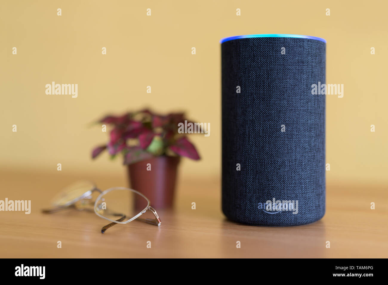2017 Veröffentlichung einer Holzkohle Amazon Echo (2. Generation) smart Lautsprecher und persönlicher Assistent Alexa zu Hause geschossen. Stockfoto