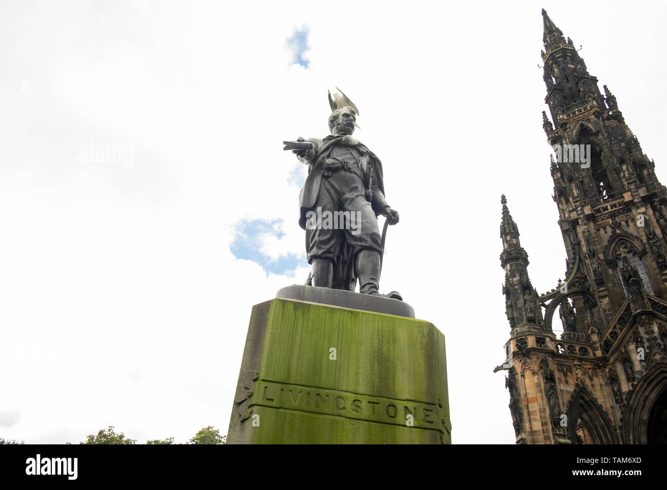 Statue des David Livingstone mit Möwe auf dem Kopf, im Osten die Princes Street Gardens, das Stadtzentrum von Edinburgh, Schottland, Großbritannien Stockfoto
