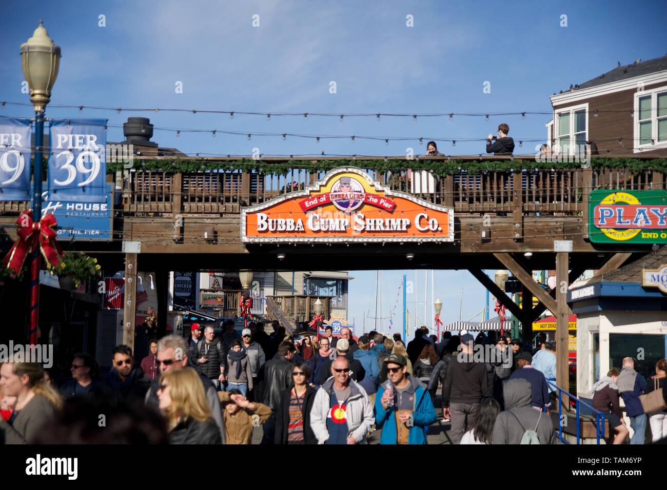 SAN FRANCISCO, California, United States - Jun 25th, 2018: die amerikanische Bevölkerung und Touristen Einkaufen am Pier 39 Geschäfte und Restaurants, Fisherman's Wharf Stockfoto