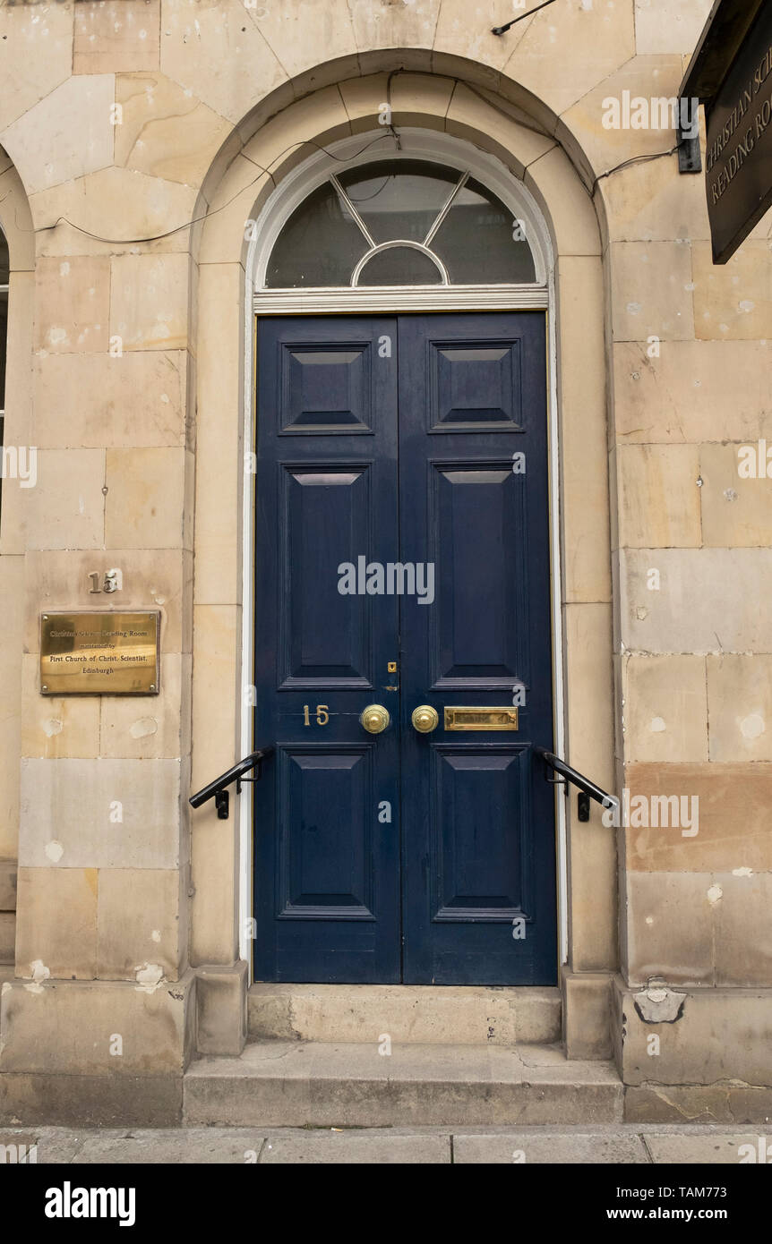Blaue gewölbte vordere Tür in der Mauer aus Stein, Nummer 15 im Stadtzentrum von Edinburgh Stockfoto