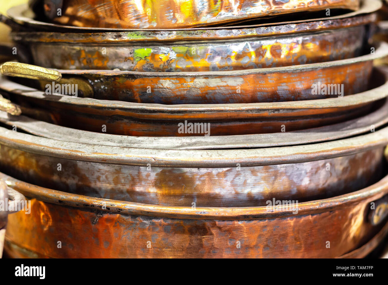 Ein Stapel von alten kupfernen Schalen, verformt und ausgefranst. Stockfoto