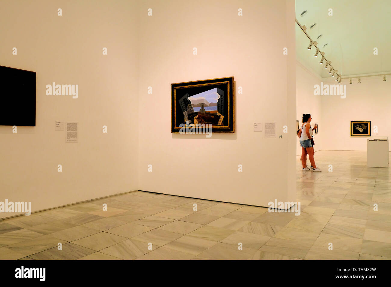 Innenraum der Reina Sofia Museum mit einem Gemälde von Juan Gris mit dem Titel La fenêtre Ouverte (1921; La Ventana abierta; die Fenster öffnen), Madrid, Spanien. Stockfoto