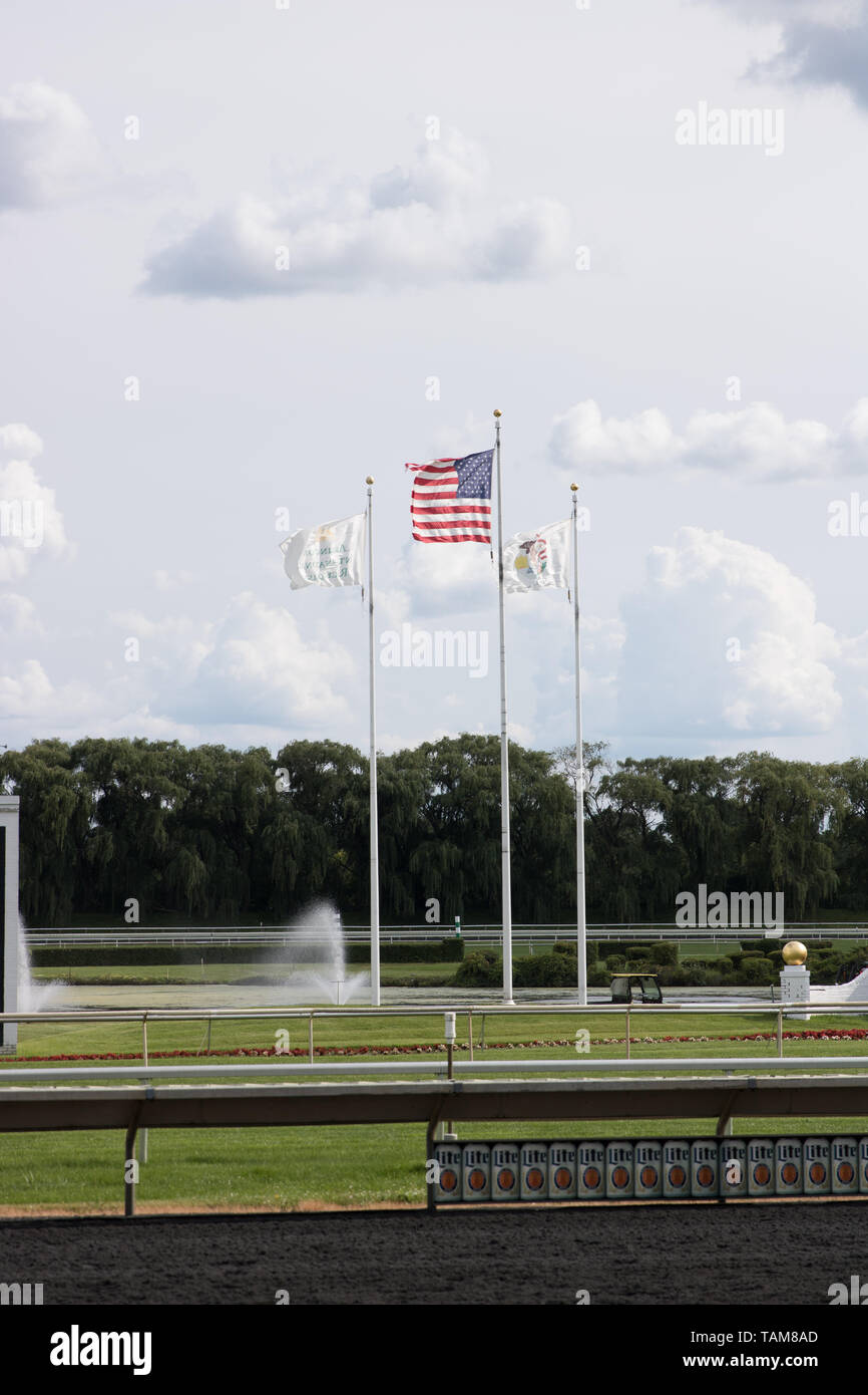 Flaggen an einem Fahnenmast an der Arlington Internationale Rennbahn Arlington Heights, IL im outfield. Stockfoto