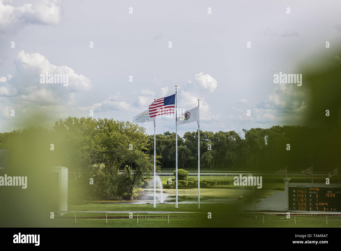 Flaggen an einem Fahnenmast an der Arlington Internationale Rennbahn Arlington Heights, IL im outfield. Stockfoto