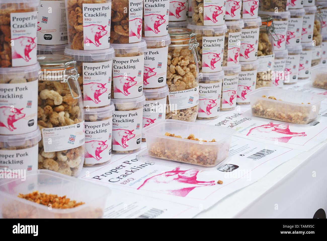 Winchester, Hampshire, UK. Markt stehen auf der Strasse verkaufen Schweinefleisch knistern. Während Winchester Mayfest traditionals Music Festival vom 18. Mai 2019 Stockfoto