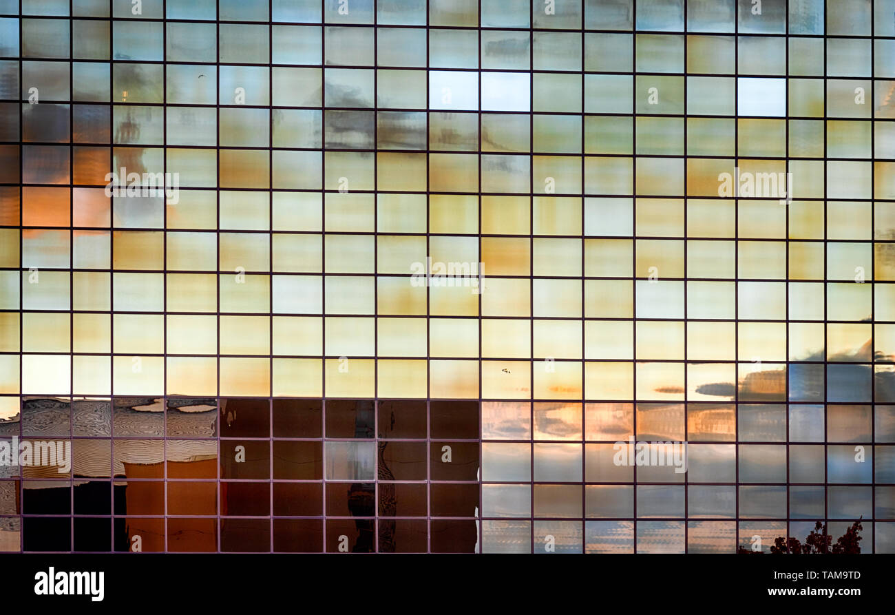 Glasfenster, sich wiederholendes Muster Textur mit verschiedenen Unterbrechungen Stockfoto